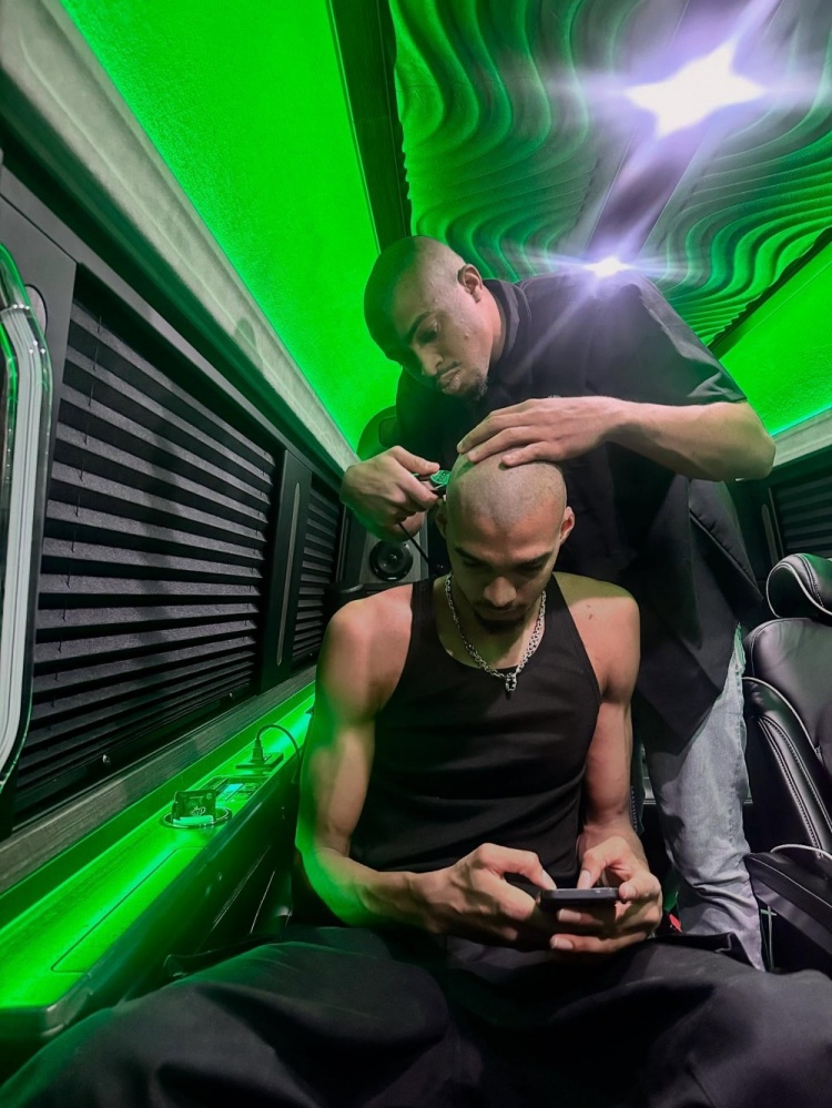 开云百家乐-光头兄弟团！凯尔登社媒晒出好友统一发型！还有为文班理发瞬间